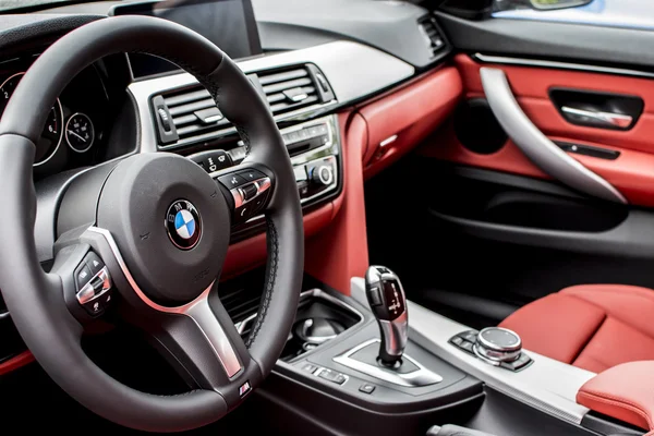 Deggendorf, Allemagne - 23. AVRIL 2016 : intérieur en cuir rouge d'une BMW 4 Gran Coupe 2016 lors de la présentation des voitures de luxe à Deggendorf . — Photo