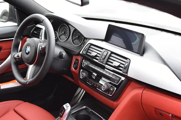 Деггендорф, Германия - 23. АПРЕЛЬ 2016: красный кожаный интерьер BMW 4 Gran Coupe 2016 года во время презентации роскошных автомобилей в Деггендорфе . — стоковое фото