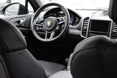 Deggendorf, Almanya - 23. Nisan 2016: iç 2016 Porsche Cayenne Turbo SUV Deggendorf lüks arabalar sunuda sırasında.
