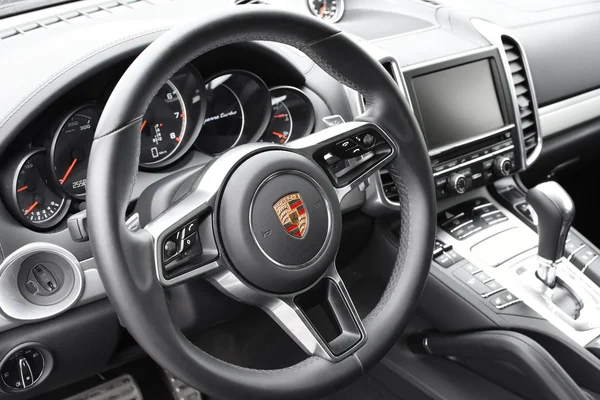 Деггендорф, Германия - 23. АПРЕЛЬ 2016: интерьер Porsche Cayenne Turbo SUV 2016 года во время презентации роскошных автомобилей в Деггендорфе . — стоковое фото