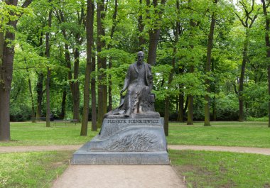 Henryk Sienkiewicz anıt Royal Łazienki Gardens, Varşova, Polonya