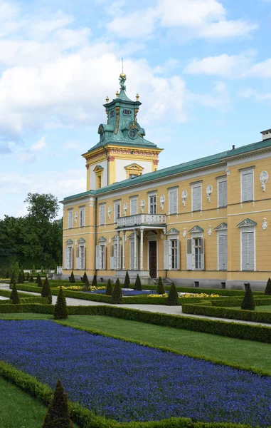 Королевский Вилановский дворец или Вилановский дворец с парком в Варшаве, Польша — стоковое фото