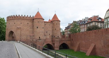 Varşova, Polonya - 16 Mayıs 2016: Varşova Barbican (Lehçe: Barbakan Warszawski), yarım daire biçimli müstahkem ileri karakol Varşova şehir üzerinde 16 Mayıs 2016