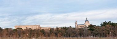 Madrid, İspanya, manzarası Santa Maria la Real de La Almudena Katedrali ve Kraliyet Sarayı