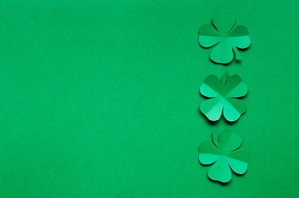 Zümrüt yeşili kağıt yonca yonca kenarlık çerçeve arka plan üzerinde yapraklar. St. Patrick'ın gün kartpostal şablonu. İçin kopya, yazı, metin alanı. — Stok fotoğraf