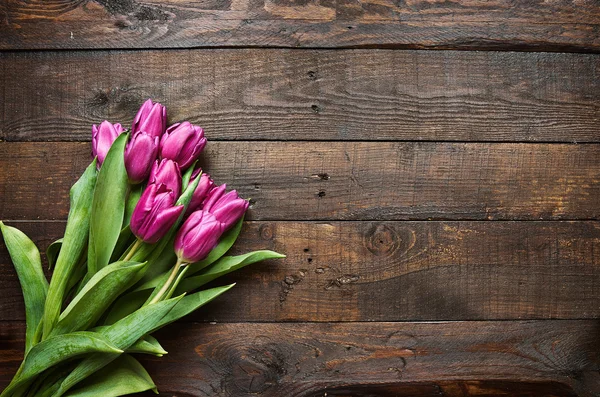 Rose, bouquet de tulipes sur fond de planches de bois de grange sombre. Espace pour texte, copie, lettrage. Modèle de carte postale . — Photo