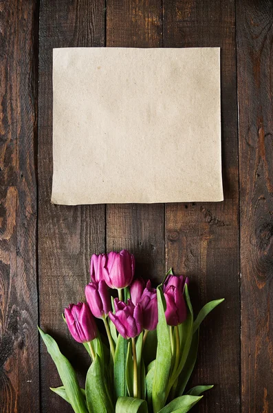 Rose, bouquet de tulipes sur fond de planches de bois de grange sombre. Espace pour texte, copie, lettrage. Modèle de carte postale . — Photo