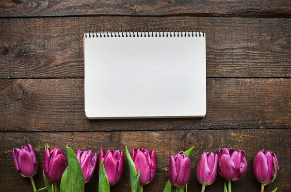 Rose, bouquet de tulipes sur fond de planches de bois de grange sombre. Espace pour texte, copie, lettrage. Modèle de carte postale . — Photo