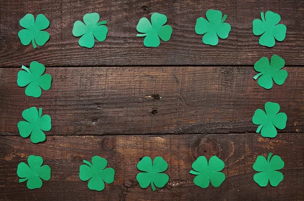 Paper green clover shamrock leaf frame on dark wooden background. Space for copy, text, lettering. — Stock Photo, Image