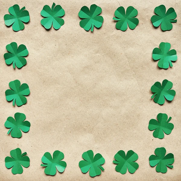 Изумрудная зеленая бумага клевер трилистник листовой венок рамка на краевом бумажном эко-фоне. Шаблон открытки ко Дню Святого Патрика . — стоковое фото