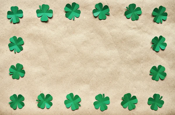Изумрудная зеленая бумага клевер трилистник листовой венок рамка на краевом бумажном эко-фоне. Шаблон ко Дню Святого Патрика . — стоковое фото