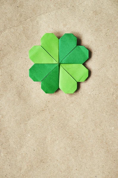 Feuille de trèfle trèfle en papier origami vert sur fond éco-papier. Modèle de carte postale de voeux de la Saint-Patrick. Espace pour copier, texte, lettrage . — Photo
