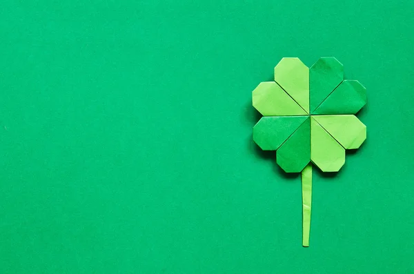 Yeşil origami yonca yonca yaprak kağıt arka plan. St. Patrick'ın gün Tebrik Kartpostalı şablonu. Kopyalama, metin, yazı için alan. — Stok fotoğraf