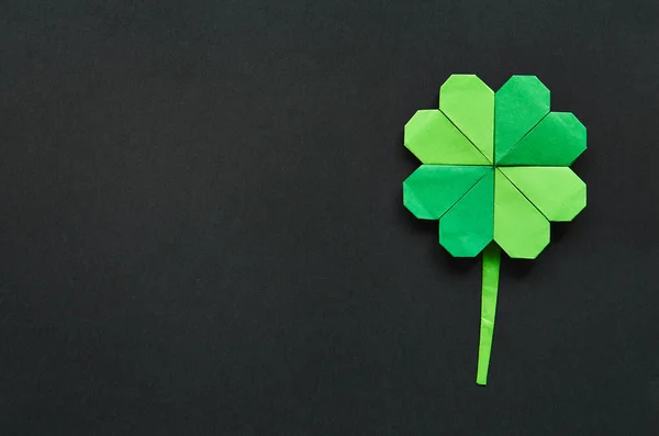 Yeşil origami yonca yonca yaprak kağıt arka plan. St. Patrick'ın gün Tebrik Kartpostalı şablonu. Kopyalama, metin, yazı için alan. — Stok fotoğraf