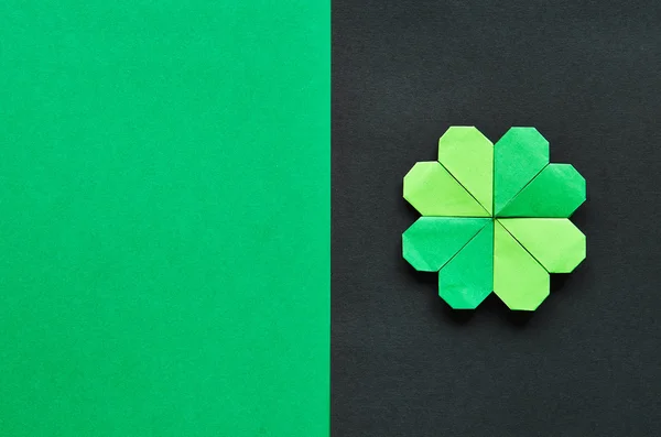 Zöld origami shamrock leaf clover háttérben. St. Patrick napi köszöntő képeslap sablont. Hely a másolása, szöveg, betűk. — Stock Fotó