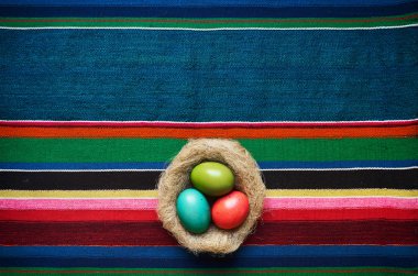 Yuvaya el işi geleneksel eski Ukraynalı renkli çizgili halı Halı zemin üzerine renkli Paskalya yumurtaları