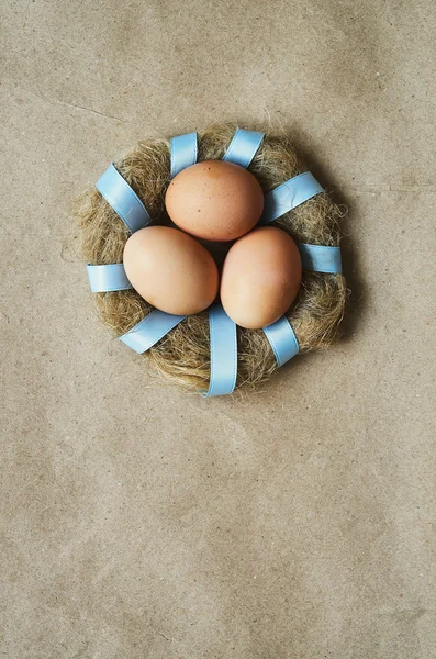 Eko craft kağıt arka plan üzerinde yumurta yuva çelenk. Paskalya kartpostal şablonu. Metin, kopyalama, yazı için alan.