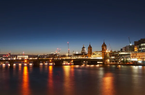 Londra paesaggio urbano serale — Foto Stock