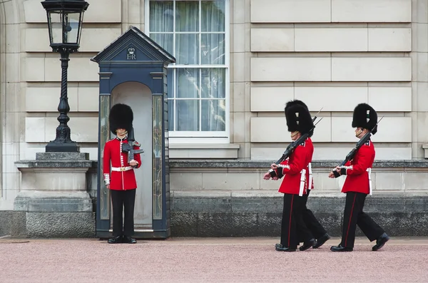 Londyn - 8 sierpnia 2015: Zmiana warty w Pałacu Buckingham. — Zdjęcie stockowe