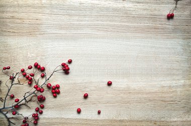 Holly ile boşluk rustik meşe ahşap arka plan christmas dekorasyon kırmızı çilek dal