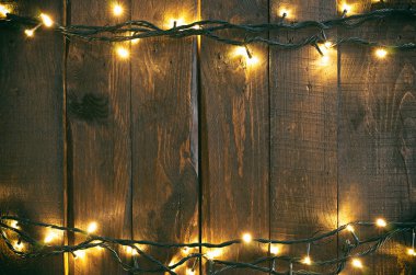 Tatil Noel sert tahta arka plan ile ışıklar garland.