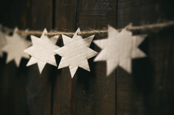 暗い木製の背景には単純なクリスマス ボール星ガーランド装飾. — ストック写真