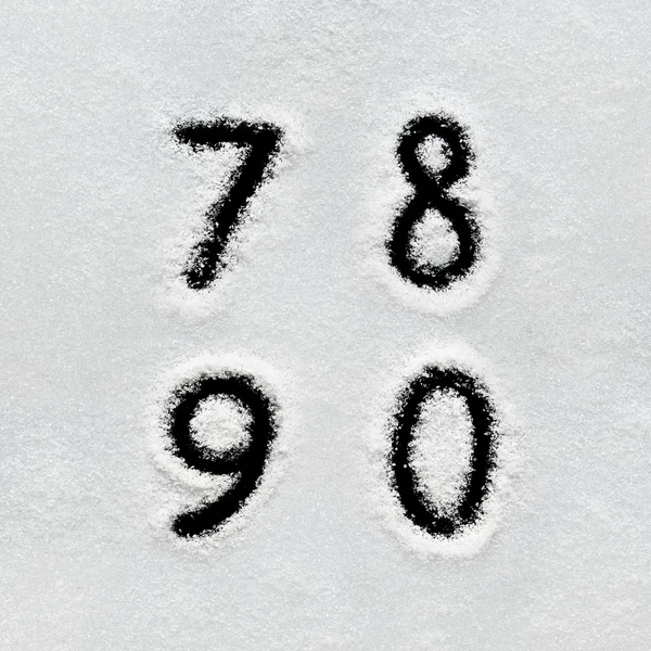Alfabeto de inverno, símbolos e números escritos à mão na neve . — Fotografia de Stock