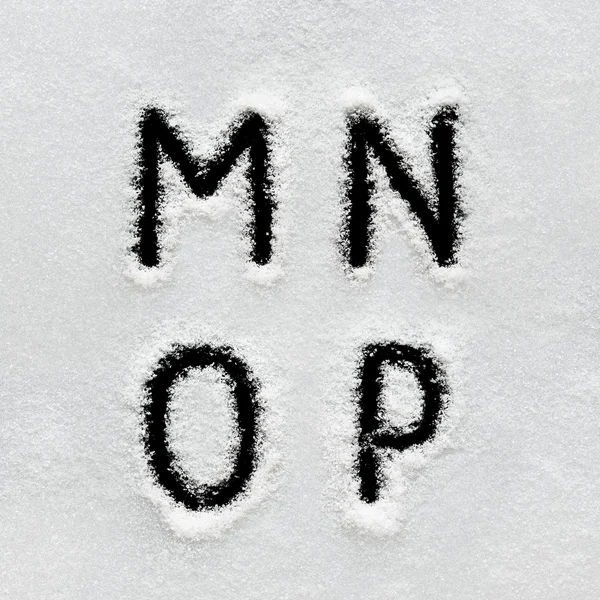 Vinter alfabetet, symboler och siffror handskrivna på snö. — Stockfoto