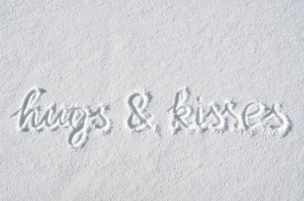 Abbracci di testo e baci scritti a mano su sfondo neve. Modello di cartolina orizzontale di San Valentino . — Foto Stock