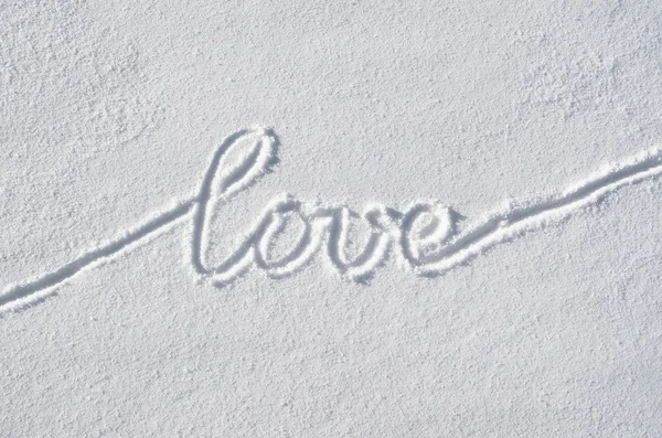 Text Liebe Hand auf Schnee Hintergrund geschrieben. horizontale valentines Postkartenvorlage. — Stockfoto
