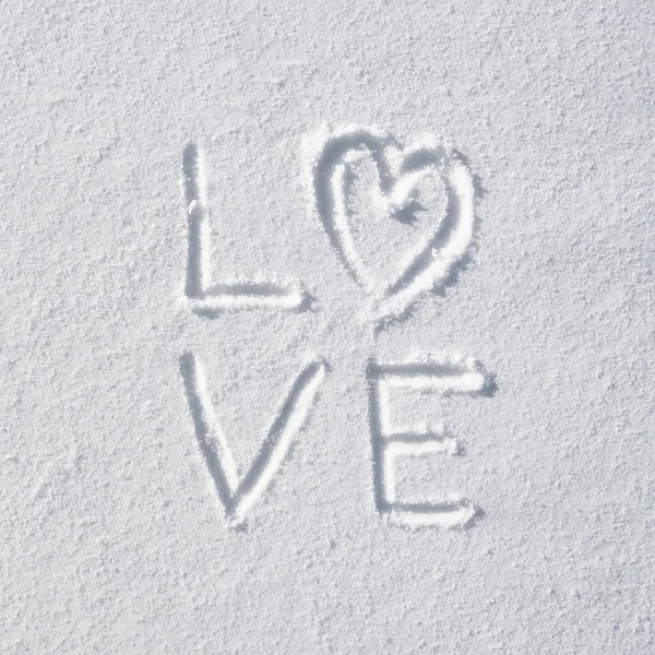 Text Liebe und Herz Hand auf Schnee Hintergrund geschrieben. quadratische Valentinspostkarte Vorlage. — Stockfoto