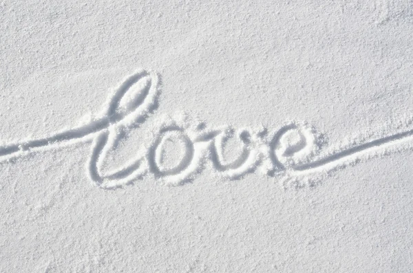 Testo AMORE scritto a mano su fondo neve. Modello orizzontale cartolina giorno San Valentino . — Foto Stock