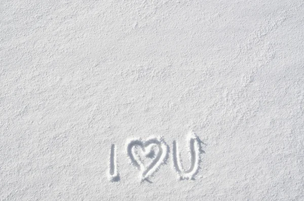 Text ich liebe dich und Herz Hand auf Schnee Hintergrund geschrieben. horizontale Valentinspostkartenvorlage. Platz für Kopien, Schriftzüge. — Stockfoto