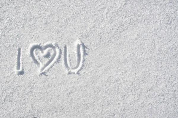 Text ich liebe dich und Herz Hand auf Schnee Hintergrund geschrieben. horizontale Valentinspostkartenvorlage. Platz für Kopien, Schriftzüge. — Stockfoto