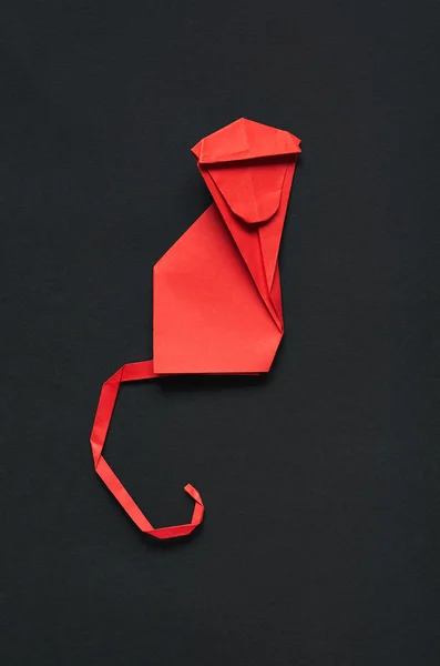 Papier plié origami singe sur fond éco rouge. Modèle de carte postale verticale . — Photo