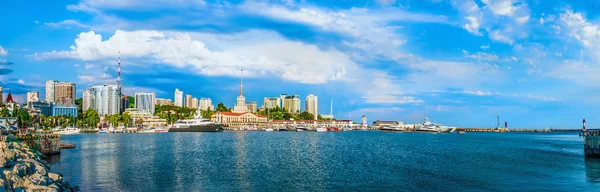 Sochi cloud sommar stad byggnader havet svart Ryssland urban p — Stockfoto