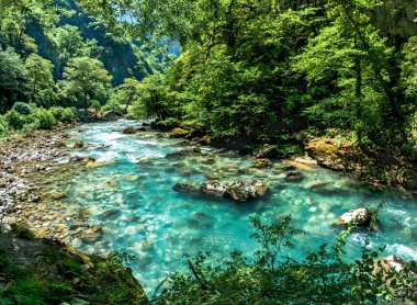 Şunda'nın Gölü Abhazya panoramik görünüm