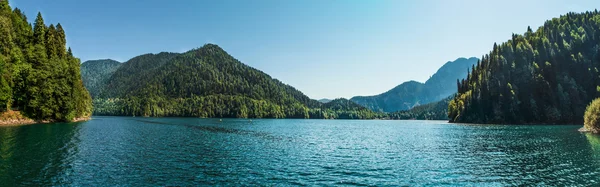 Rits van lake Abchazië panoramisch uitzicht — Stockfoto
