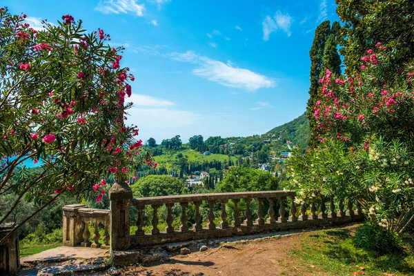 Tapınak yeni Athos olağanüstü mağaralar ile — Stok fotoğraf