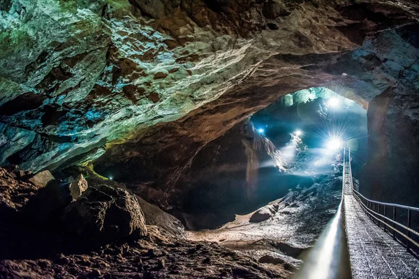 Tapınak yeni Athos olağanüstü mağaralar ile