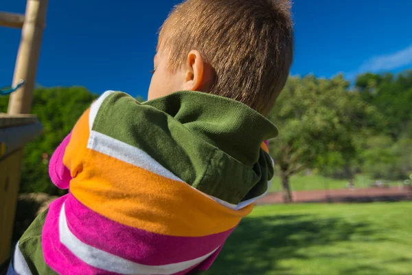 Junge klettert — Stockfoto