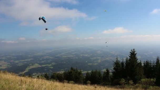 Parapente en las montañas — Vídeo de stock