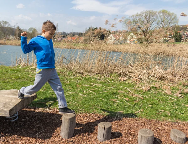 Dışarıda eğleniyor