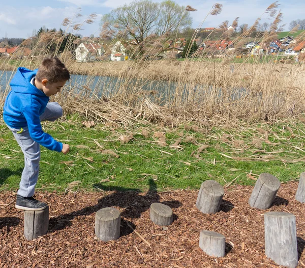 Dışarıda eğleniyor