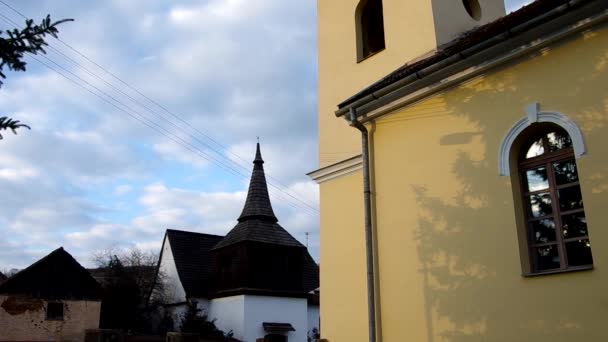 Twee kerken in het dorp Bohunovo, Slowakije — Stockvideo