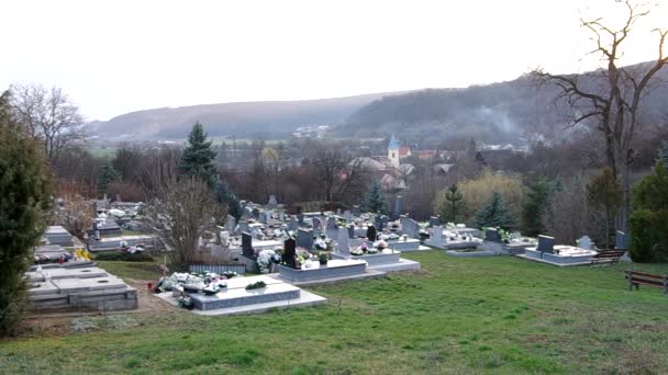 Kyrkogården i Bohunovo, distriktet Roznava — Stockvideo