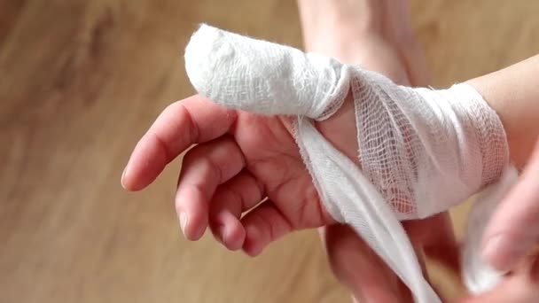Mão enfaixada com uma bandagem — Vídeo de Stock