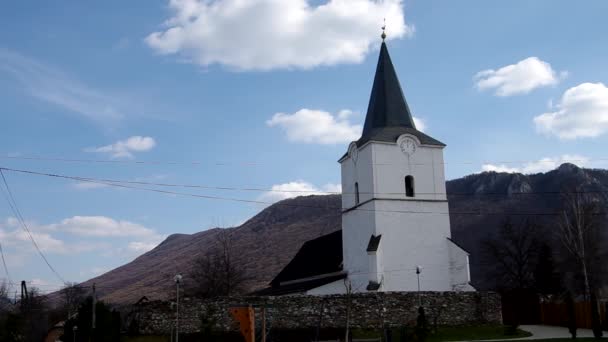 Die reformierte christliche Kirche in Brzotin, Slowakei — Stockvideo