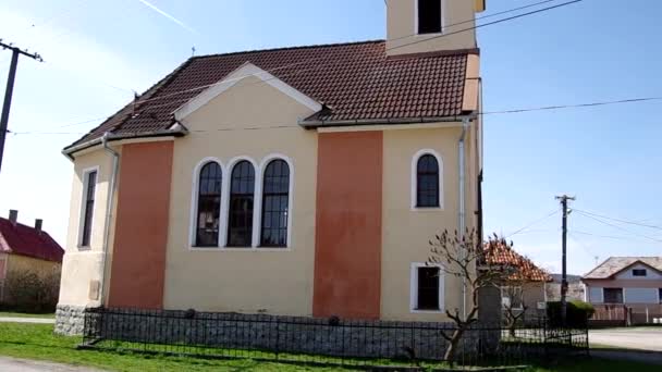 Katolska kyrkan i Gemerska Panic, Slovakien — Stockvideo