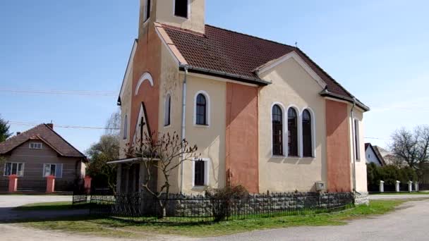 Igreja Católica Romana em Gemerska Panica, Eslováquia — Vídeo de Stock